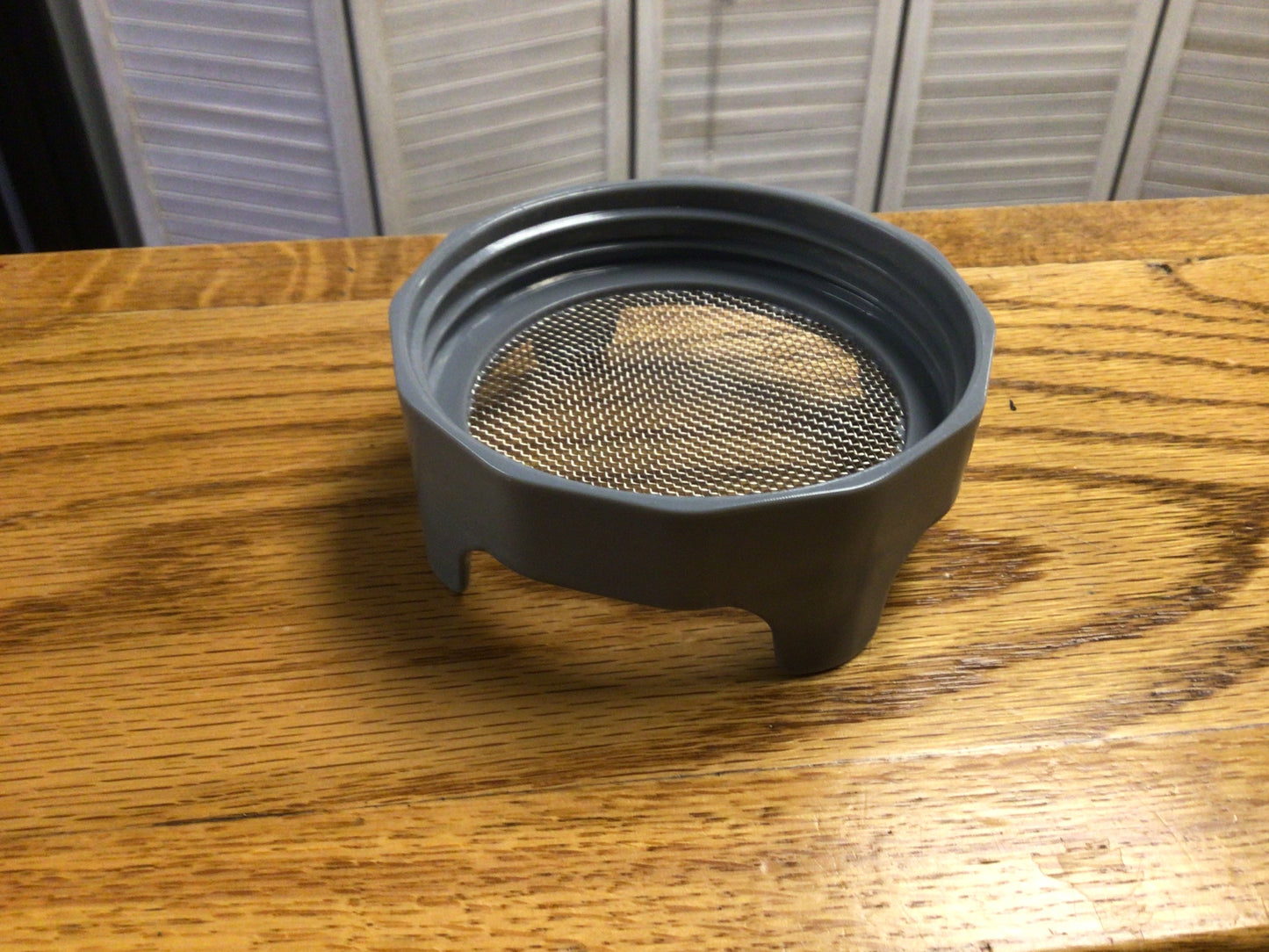 Sprouting lid with built in stand